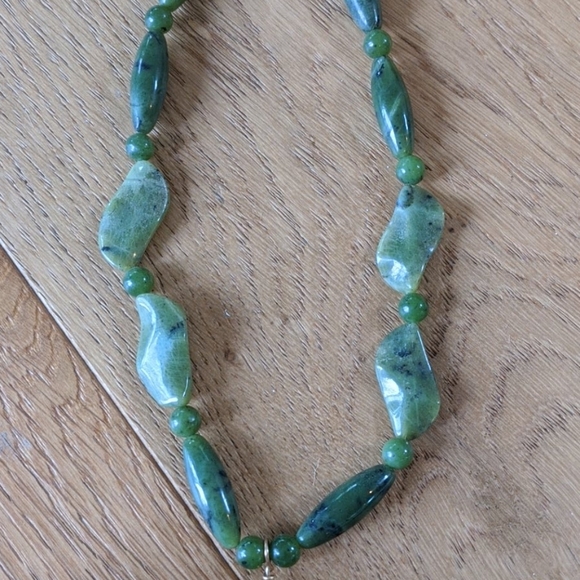 Handmade greeen stone necklace and bracelet. - Picture 3 of 6